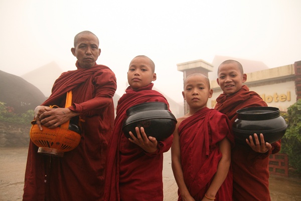 kammatan.com พาเที่ยว พระธาตุอินทร์แขวน พม่า เณรชาวพม่า