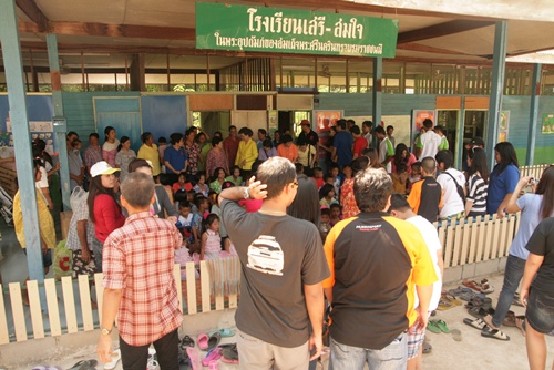 kammatan.com แจกของให้เด็กที่กาญ_pajerosport-thailand 