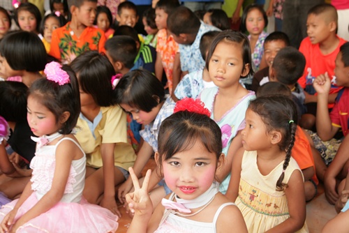 kammatan.com แจกของให้เด็กที่กาญ_pajerosport-thailand 